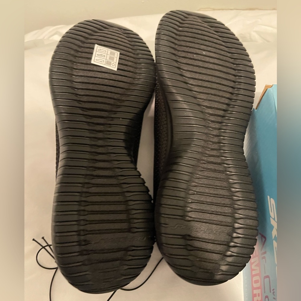 Sketchers Ultra Flex with air-cooled memory foam womens size 9.